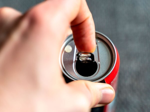 Este buraco na aba das latas tem realmente uma utilidade, e não é aquela que você pensa