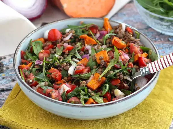 Esta salada de lentilha com batata doce é a opção rápida e nutritiva que vai virar sua nova favorita