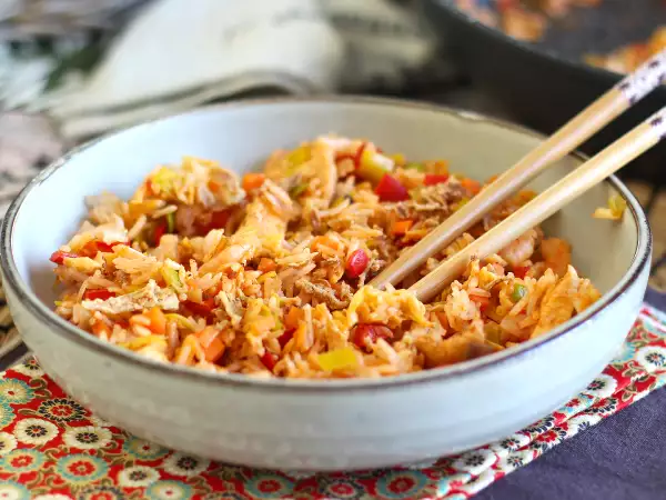 Sobrou arroz? Ótima notícia: ele pode se transformar em um prato surpreendente, muito mais saboroso do que o original