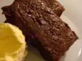 Bolo de chocolate com morangos e manteiga de amendoim