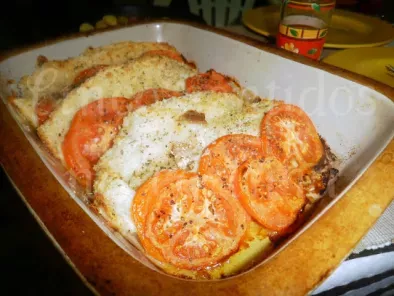 Filetes de pescada no forno com tomate, azeite e manjericão