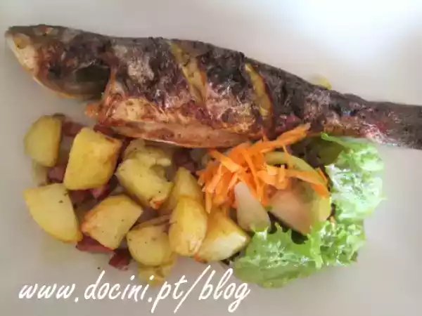 Receita Robalo assado no forno com batatas assadas com chouriço