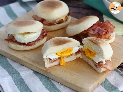 Muffins recheados com ovos e bacon