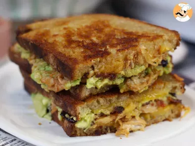 Big sanduíche de queijo grelhado a americana: cheddar, frango, bacon e guacamole!