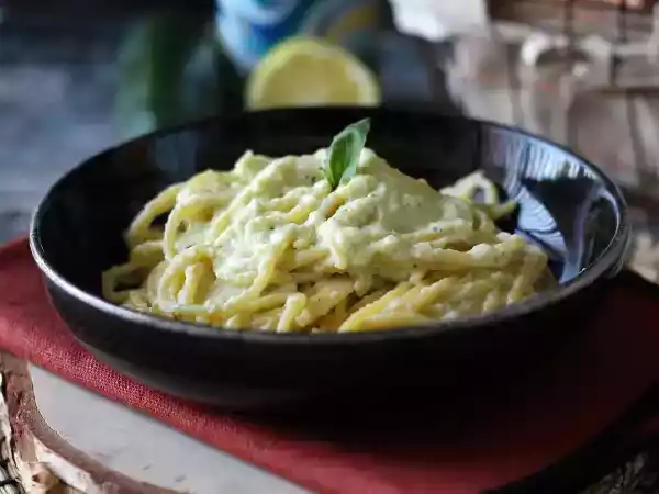 Receita Macarrão cremoso com curgete (abobrinha) e iogurte grego