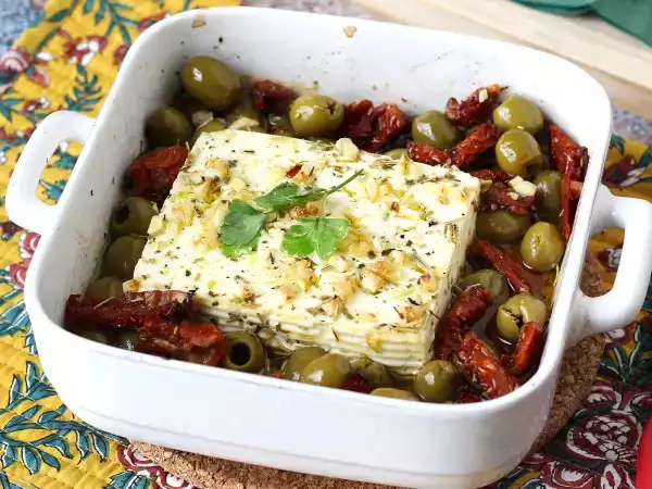 Receita Feta no forno com tomates secos e azeitonas no estilo mediterrâneo