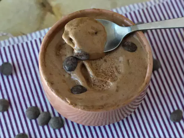 Receita Sorvete de whey com chocolate superproteico: cremoso e pronto em 5 minutos!