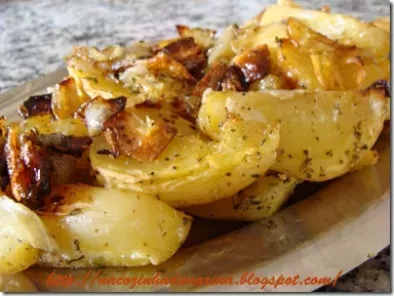 Batatas temperadas e assadas com casca