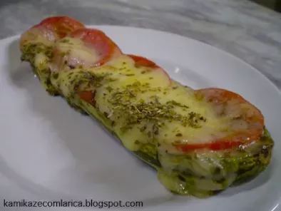 Abobrinhas italianas com tomates e mozzarella
