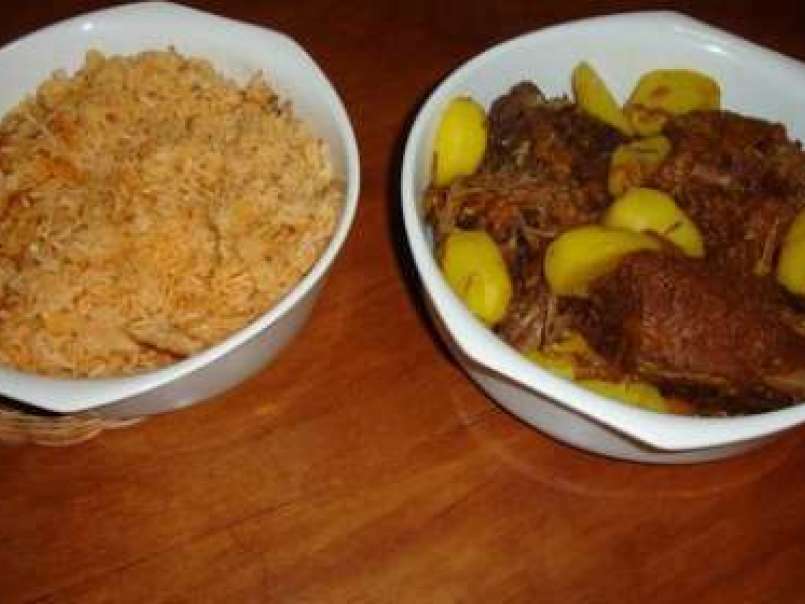 Arroz com curry e carne de panela com batatas