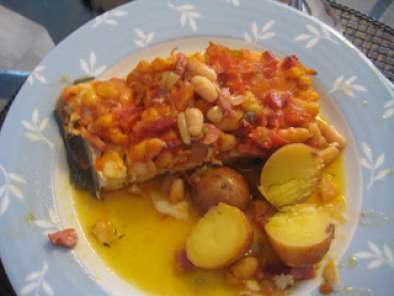 Bacalhau assado com feijão branco, tomate e bacon e batata assada