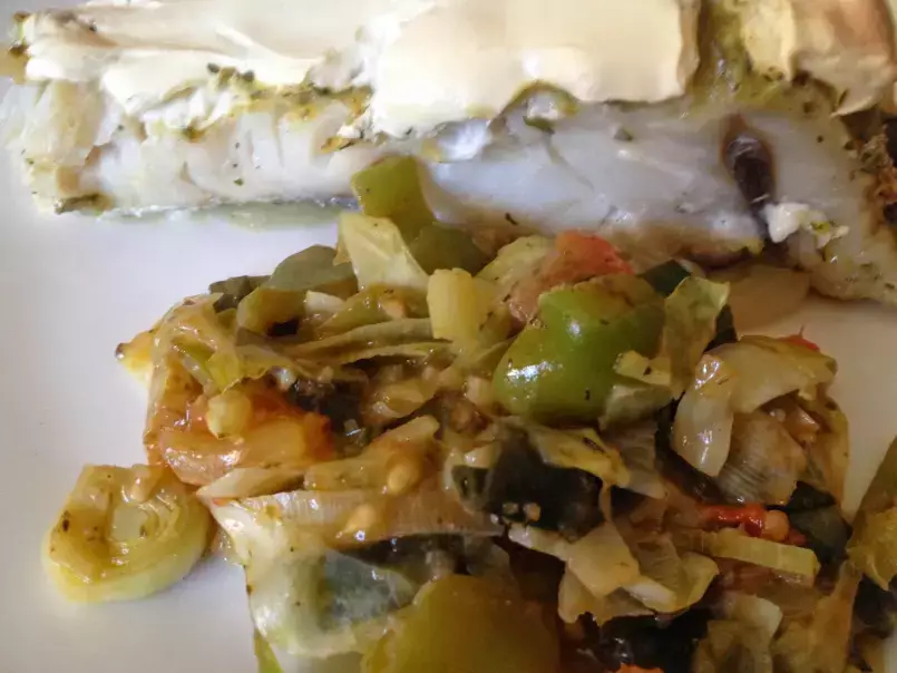 Bacalhau no forno com maionesse com legumes salteados
