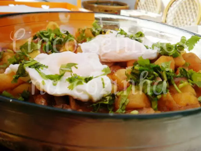 Batatas e cogumelos em molho de tomate com ovos escalfados - foto 2