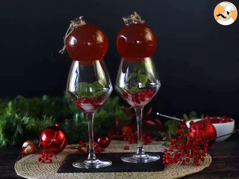 Bebida festiva servida na bola de Natal