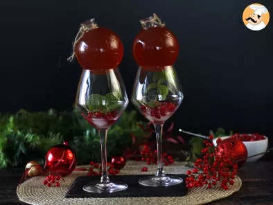 Bebida festiva servida na bola de Natal