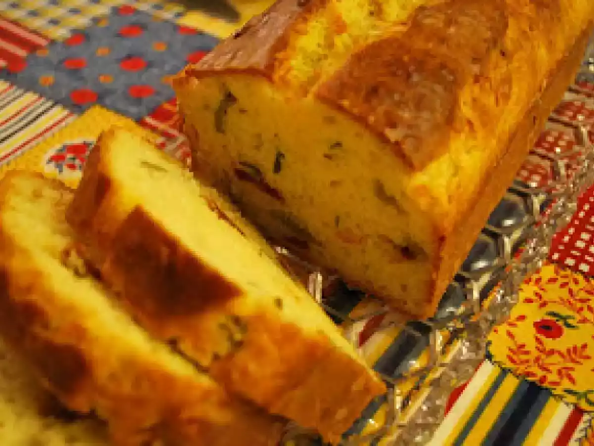 Bolo de azeitonas, alecrim e tomate seco