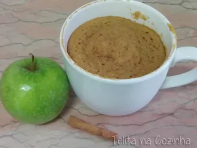 Bolo de maçã e canela na caneca