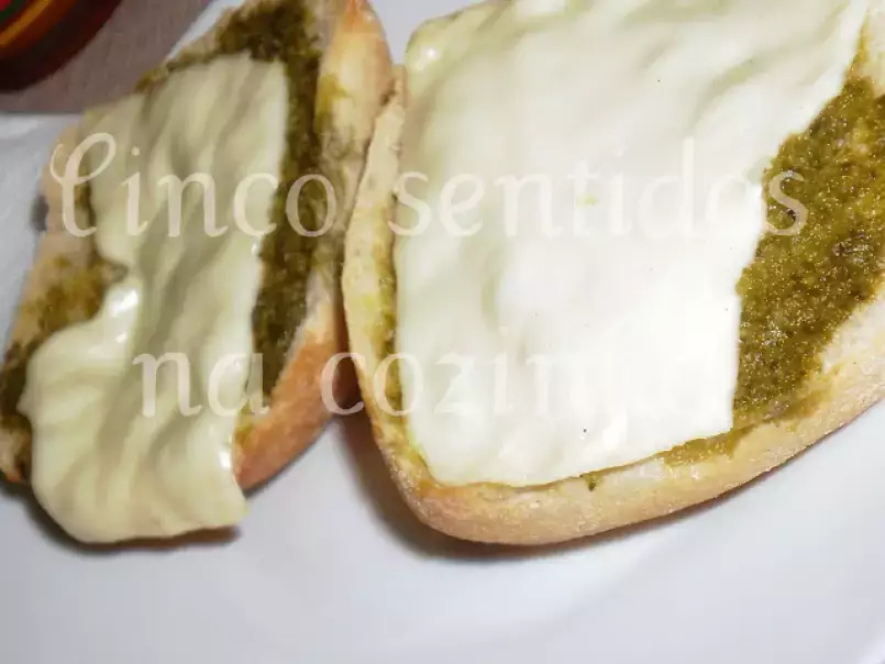 Caldo verde e bruschetta de pesto com queijo numa noite chuvosa... - foto 5