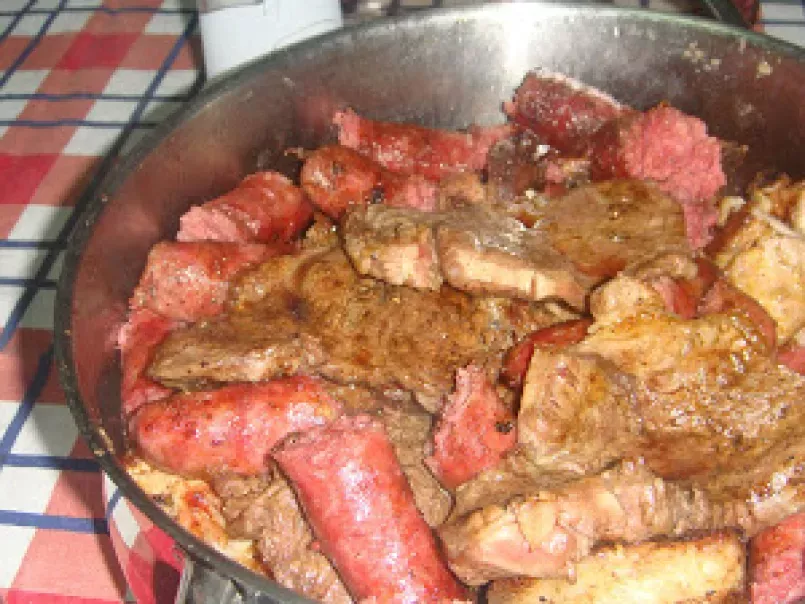 Carne Grelhada com Salada Rica Acompanhada com Arroz de Feijão e Batata Frita