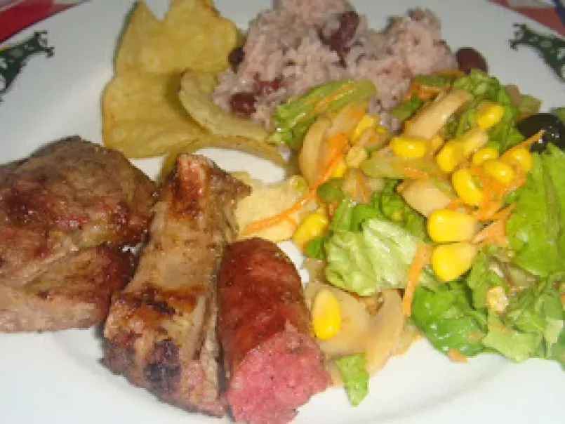 Carne Grelhada com Salada Rica Acompanhada com Arroz de Feijão e Batata Frita - foto 2