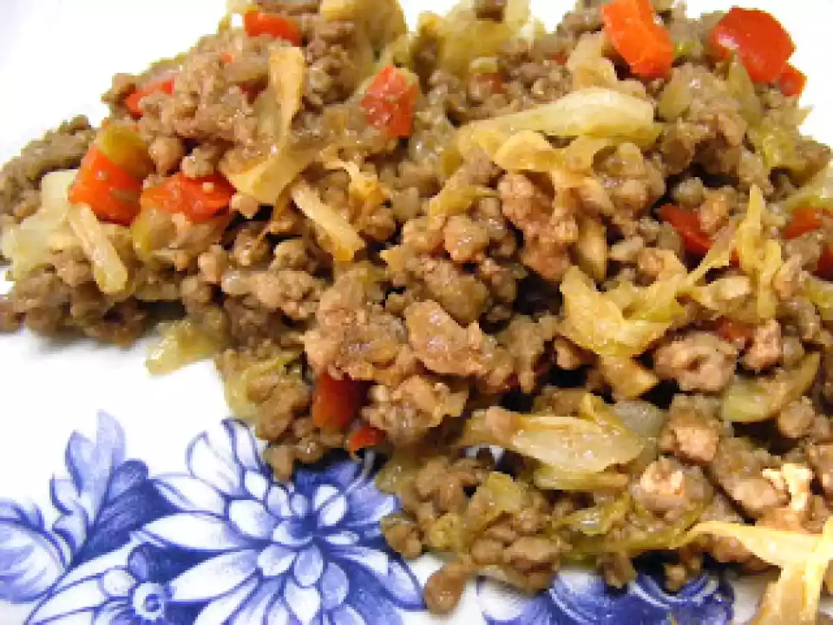 Carne picada com legumes no wok