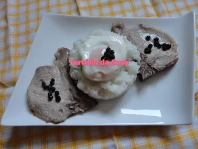 Costeletas de porco ibérico com arroz de alcaparras e ovo a cavalo