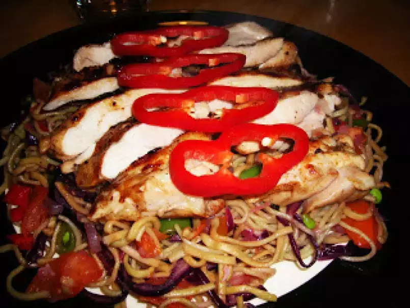 Coxas de frango com Paprica e Gengibre numa Cama de Salada Quente de Noodles - foto 2