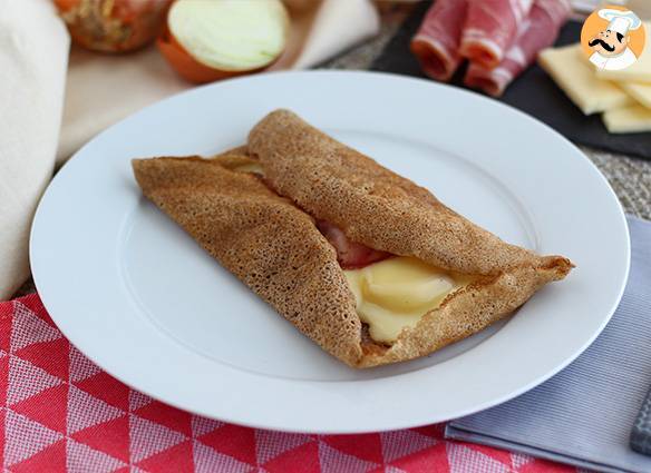 Crepe De Trigo Sarraceno Cebola Queijo Batata E Salame