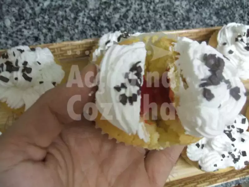 Cupcakes de baunilha com recheio de morango - foto 2