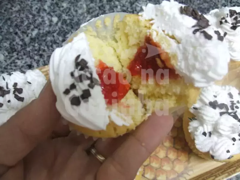 Cupcakes de baunilha com recheio de morango - foto 3