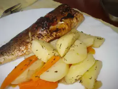 Dourada assada no forno com gomos de batata e palitos de cenoura - foto 2