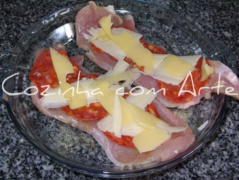 Enrolado de perú com chourição e queijo e forno - foto 2
