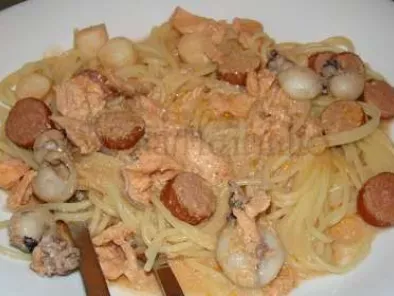 Esparguete com Salmão, Chocos e Salsichas Alemãs - foto 2