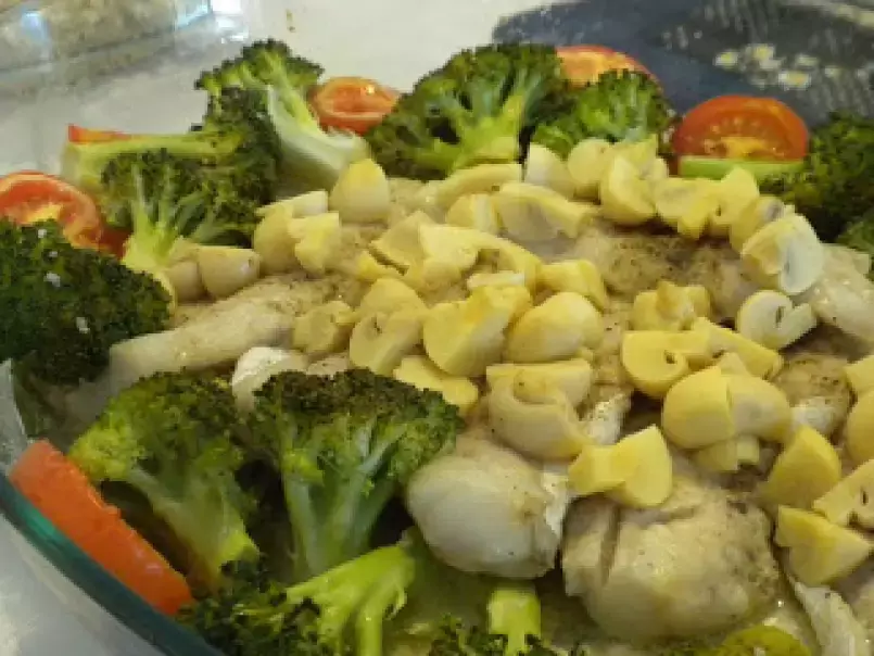 Filé de Merluza com champignons e brócolis