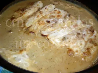 Filetes de pescada gratinados com sopa de cebola