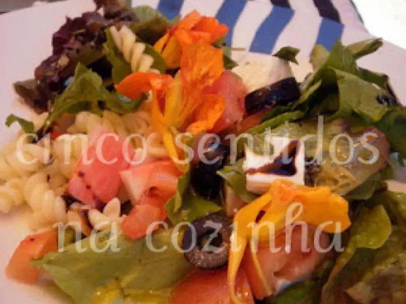 Flores-Porque não Salada de delicias do mar com massa, rúcula e flores comestíveis - foto 2
