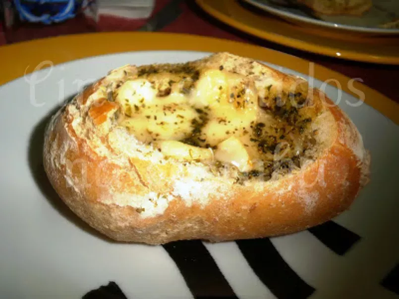 Fondue de queijo e ervas no pão