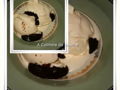 GELADO DE NATAS COM MOLHO DE CHOCOLATE