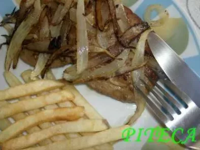 Hambúrgueres de cebolada com batatas fritas