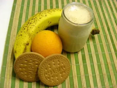 Iogurtes de banana, laranja e bolacha