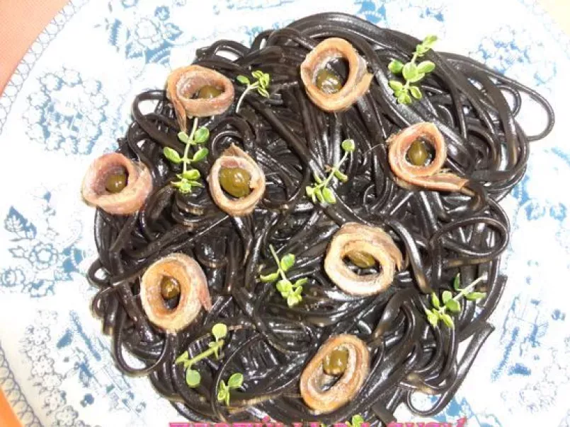 Linguini com rolinhos anchovados de biqueirão com alcaparras - foto 2