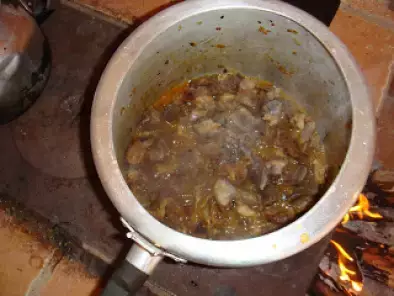 Macarrão com carne seca no fogão a lenha - foto 2