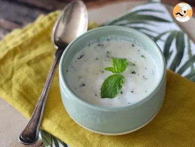 Molho de iogurte com hortelã, refrescante e ideal para saladas