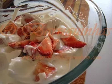 Morangos com iogurte grego