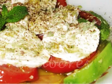 Mozzarella com Tomate e Abacate - foto 2