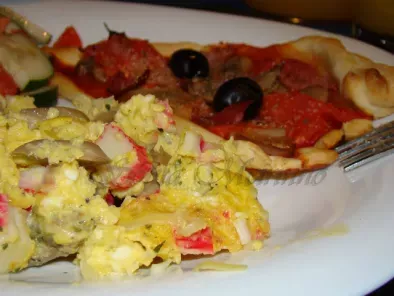 Ovos mexidos com Alho Francês, Cogumelos e Delícias do Mar / Mini pizzas folhadas