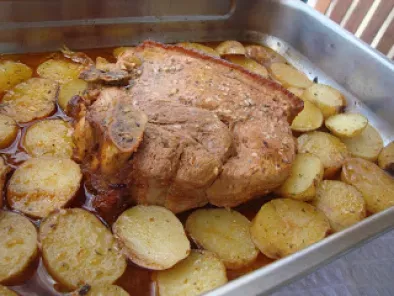 Pá de porco assada com batatas novas às rodelas