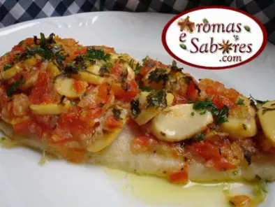 Peixe de forno com champignon e tomates
