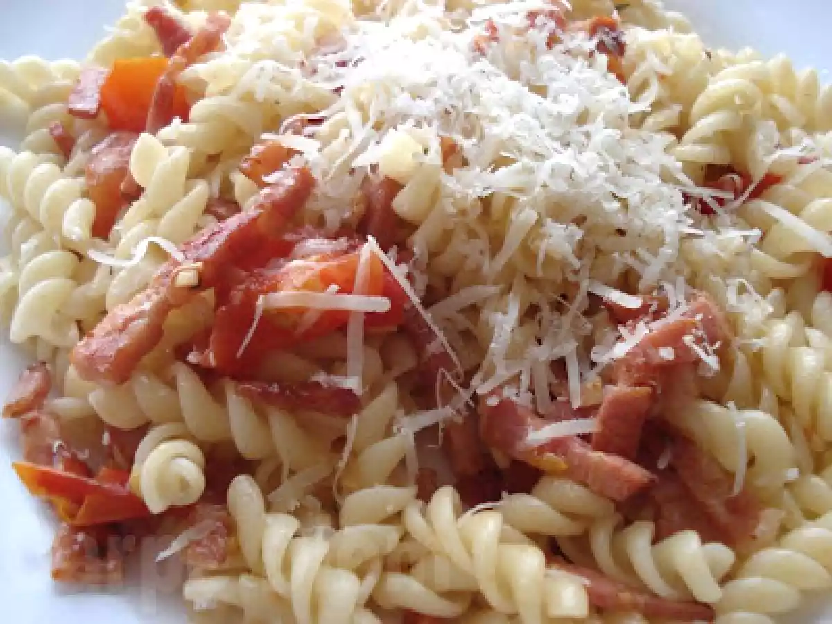 Penne com molho de tomate-cereja e bacon