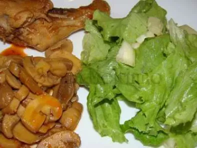 Pernas de Frango com Cogumelos e Salada de Alface - foto 2